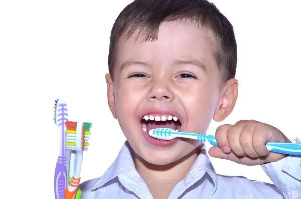 Çocuk dişlerini fırçalıyor.