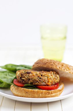 Ispanaklı vejetaryen burger