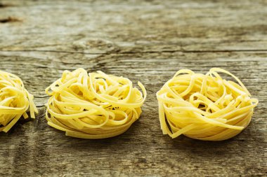 makarna yuva ahşap zemin