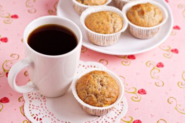 bir fincan kahve ile taze vejetaryen muzlu muffin