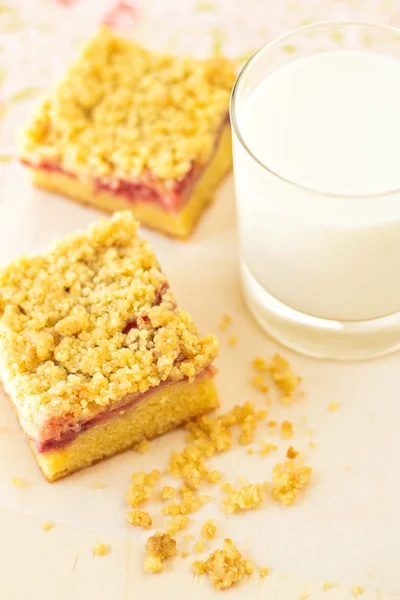 Strawberry crumb cake with a glass of milk — Stock Photo, Image
