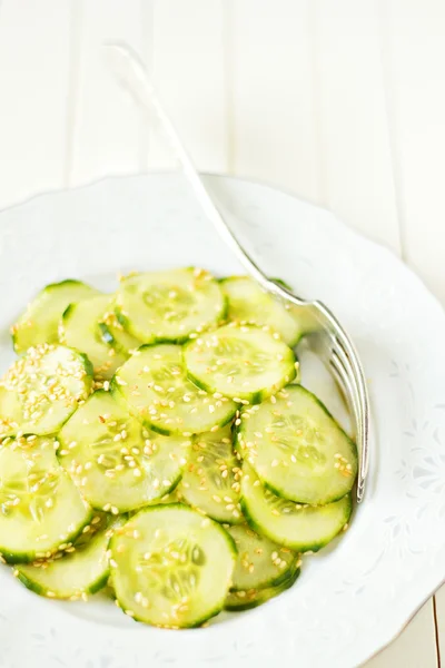 Verse komkommer salade op een plaat — Stockfoto