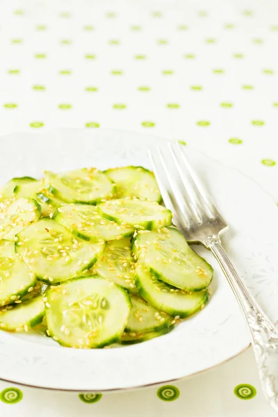 Verse komkommer salade op een plaat — Stockfoto