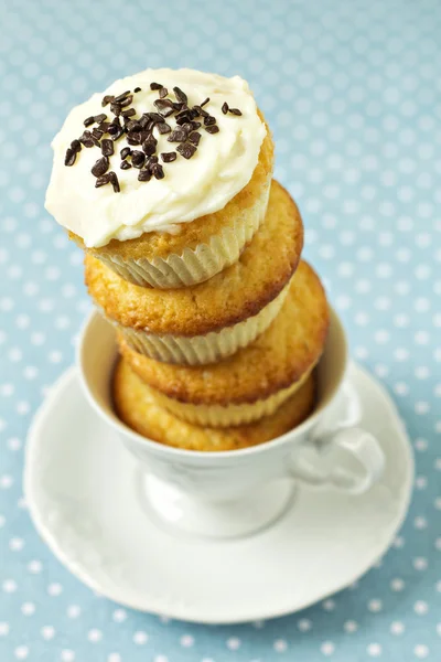 위에 설탕을 입 힘와 컵에 스택된 컵 케이크 — 스톡 사진