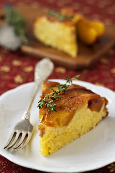 Pfirsich und Maismehl auf den Kopf gestellt Kuchen — Stockfoto