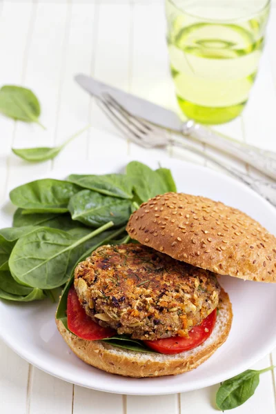 ほうれん草と完全菜食主義のハンバーガー — ストック写真