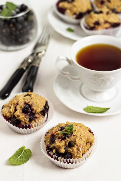 Muffins de groselha preta com uma xícara de chá — Fotografia de Stock
