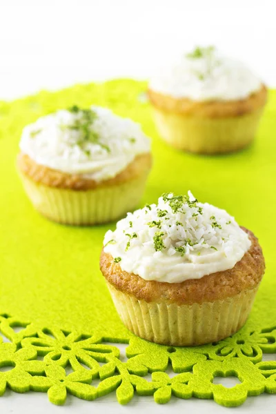 Cupcake con glassa al cocco e lime — Foto Stock