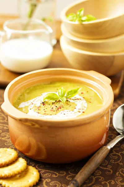 Гороховый суп в маленьком керамическом горшке — стоковое фото