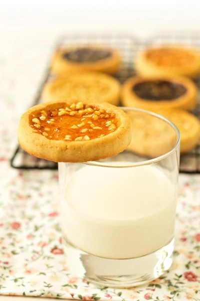 Печенье на стакане молока — стоковое фото