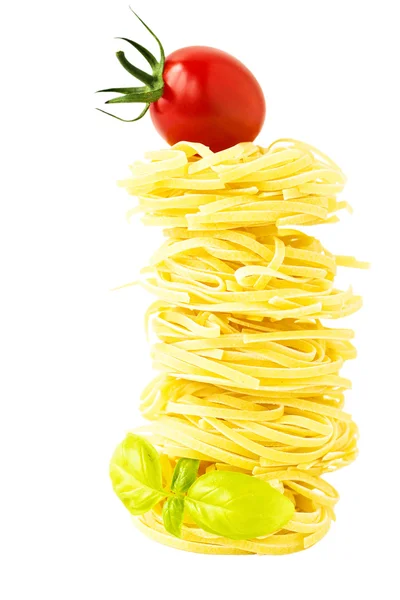 Nidos de pasta con tomate cereza y albahaca aislados en blanco — Foto de Stock