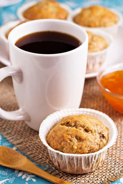 Φρέσκο vegan muffin μπανανών με ένα φλιτζάνι καφέ — Φωτογραφία Αρχείου