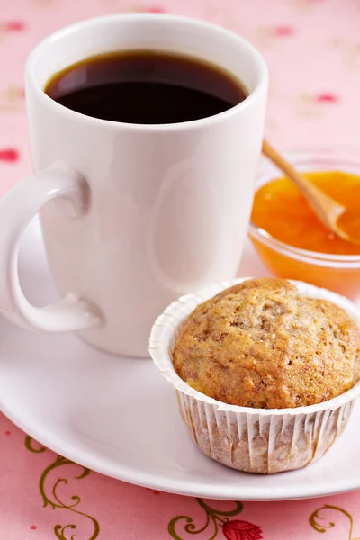 Muffin vegano fresco alla banana con una tazza di caffè — Foto Stock