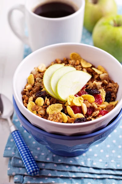 Granola com nozes e frutas — Fotografia de Stock