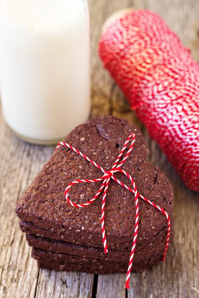 Galletas en forma de corazón de chocolate para el día de San Valentín — Foto de Stock