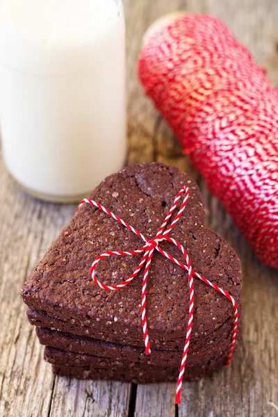 Biscuits en forme de coeur au chocolat pour la Saint-Valentin — Photo