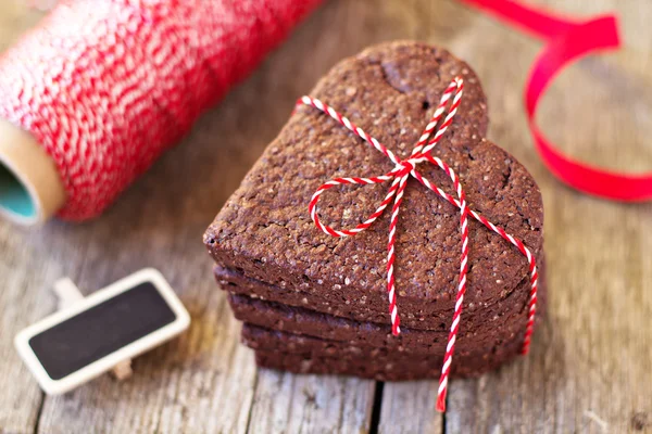 Galletas en forma de corazón de chocolate para el día de San Valentín —  Fotos de Stock