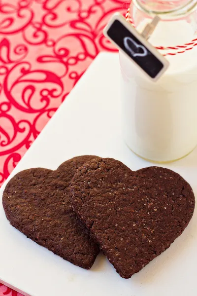 Biscuits en forme de coeur au chocolat pour la Saint-Valentin — Photo