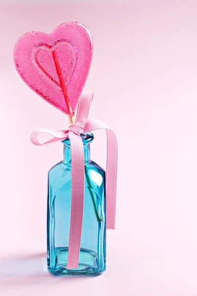 Caramelle a forma di cuore in una bottiglia — Foto Stock