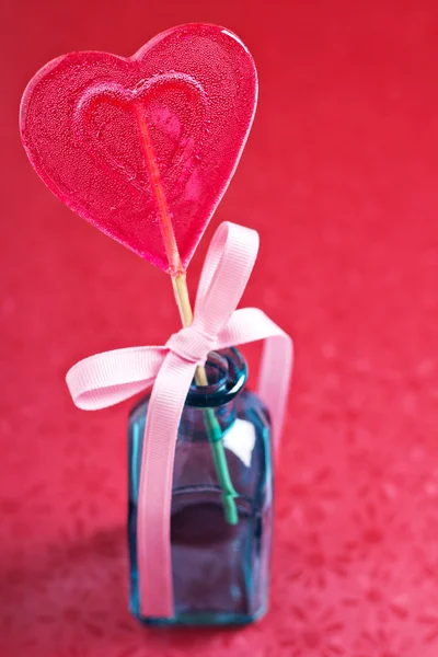 Caramelle a forma di cuore in una bottiglia — Foto Stock