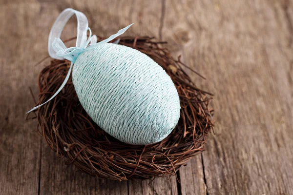 Huevo de Pascua en un nido — Foto de Stock