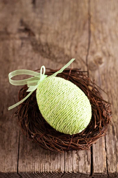 Huevo de Pascua en un nido — Foto de Stock