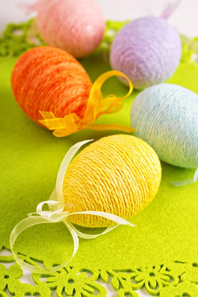 Huevos de Pascua sobre fondo verde — Foto de Stock