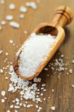 içinde bir tahta kaşık tuz