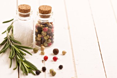 tuz, biber ve biberiye beyaz masa üzerinde