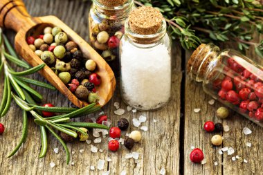 otlar, ahşap masa üzerine karabiber tuz ve farklı çeşit