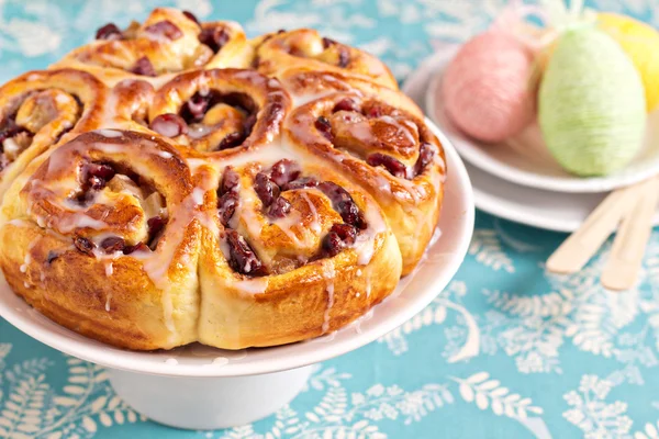 Zoete broodjes met gedroogd fruit voor Pasen — Stockfoto