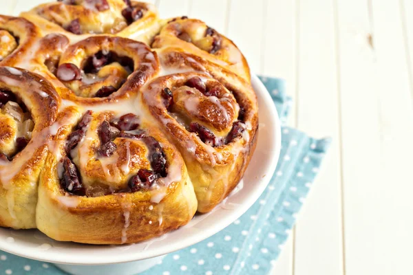 Sweet rolls with dried fruits and dripping glaze with copy space — Stock Photo, Image