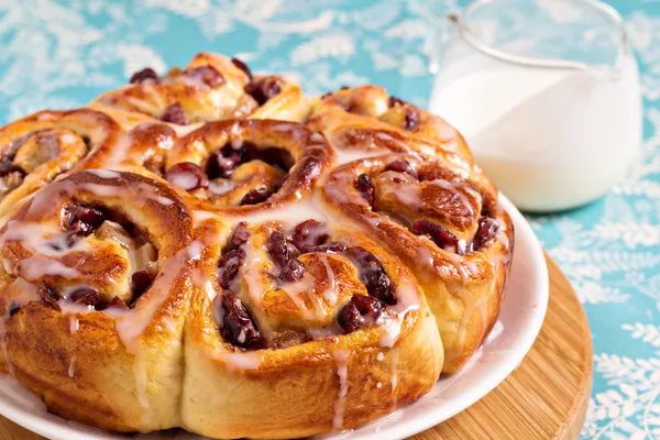 Sweet rolls with dried fruits and dripping glaze — Stock Photo, Image