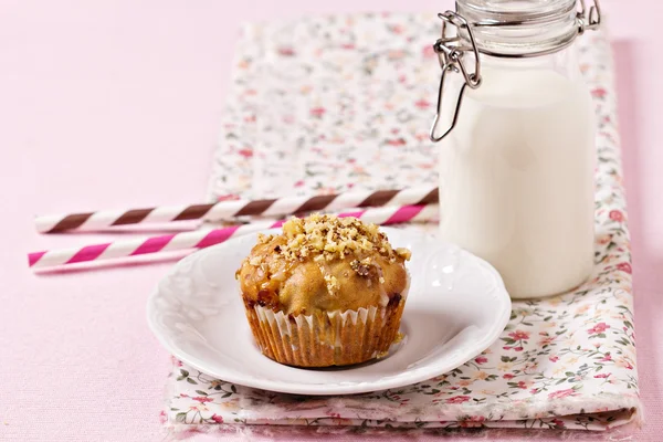 Bananen-Muffin mit Walnüssen und weißer Schokolade und einer Flasche Milch — Stockfoto