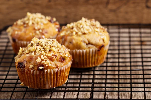 ceviz ve beyaz çikolata soğutma rafta muz kekler