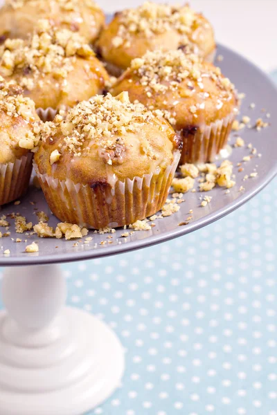 Muffins à la banane aux noix et chocolat blanc sur un stand de gâteau — Photo