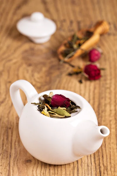 Green tea with fruits, spices, rose petals and bamboo leaves — Stock Photo, Image