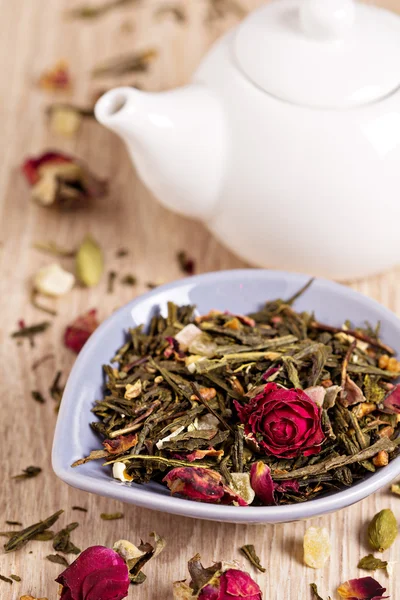 Green tea with fruits, spices, rose petals and bamboo leaves — Stock Photo, Image