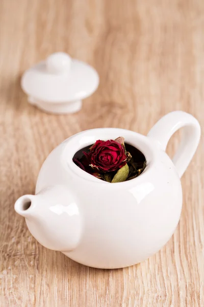 Chá verde com frutas, temperos, pétalas de rosa em um bule de chá — Fotografia de Stock