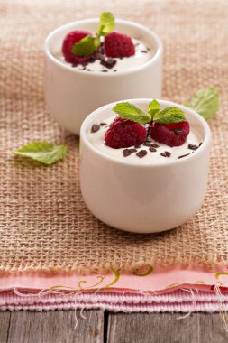 Ahududu ile krem tatlı