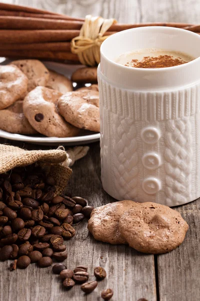 Coffee and chocolate meringue cookies — Stock Photo, Image