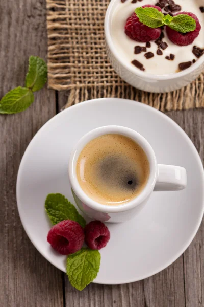 Sobremesa de café e creme com framboesas — Fotografia de Stock