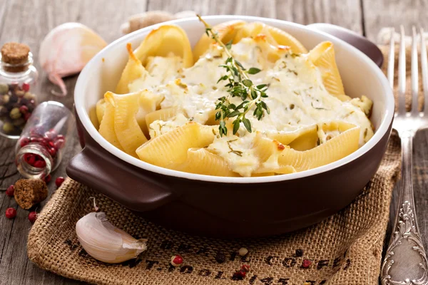 Ugnsbakad pasta med keso — Stockfoto