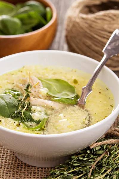 Sopa de frango com ovo e massa — Fotografia de Stock