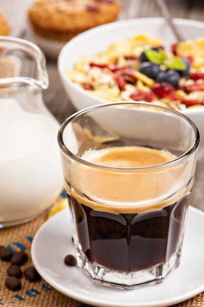 Granola ile kahvaltıda kahve — Stok fotoğraf