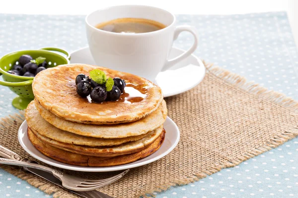 Panqueques apilados con bayas — Foto de Stock