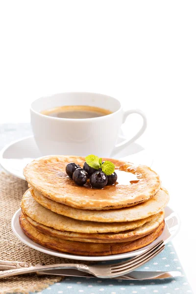 Panqueques apilados con bayas — Foto de Stock