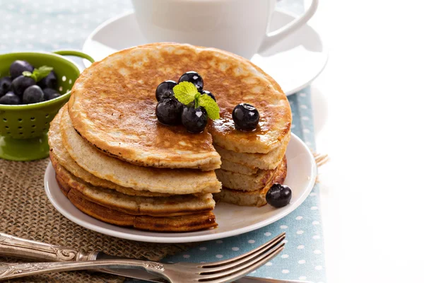 Staplade pannkakor med bär — Stockfoto