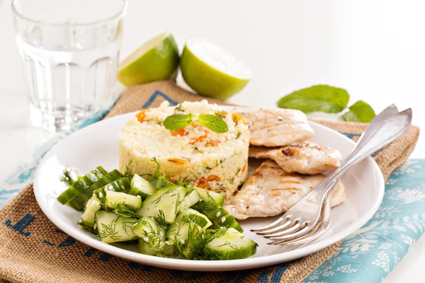 Pollo alla griglia con couscous e insalata — Foto Stock