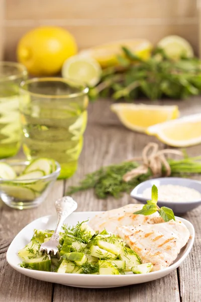 Frango grelhado com salada — Fotografia de Stock